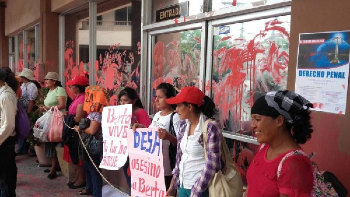 Indígenas se encadenan frente a Fiscalía exigiendo justicia para Berta