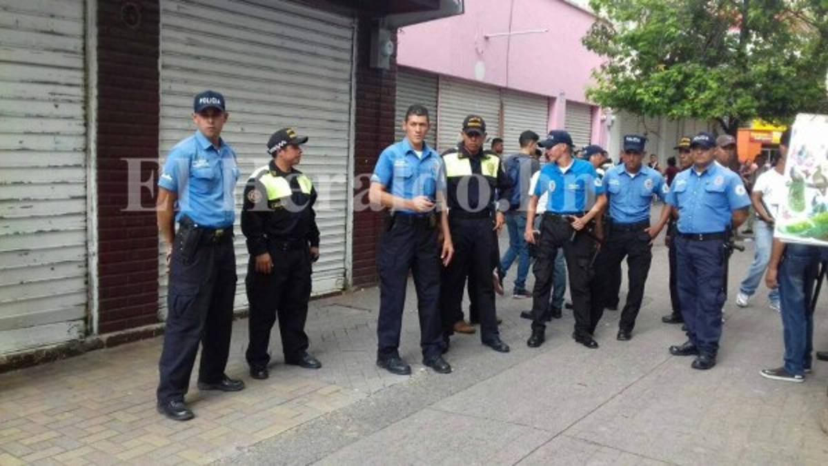 Vendedores ambulantes y policías municipales se enfrentan en el centro de Tegucigalpa