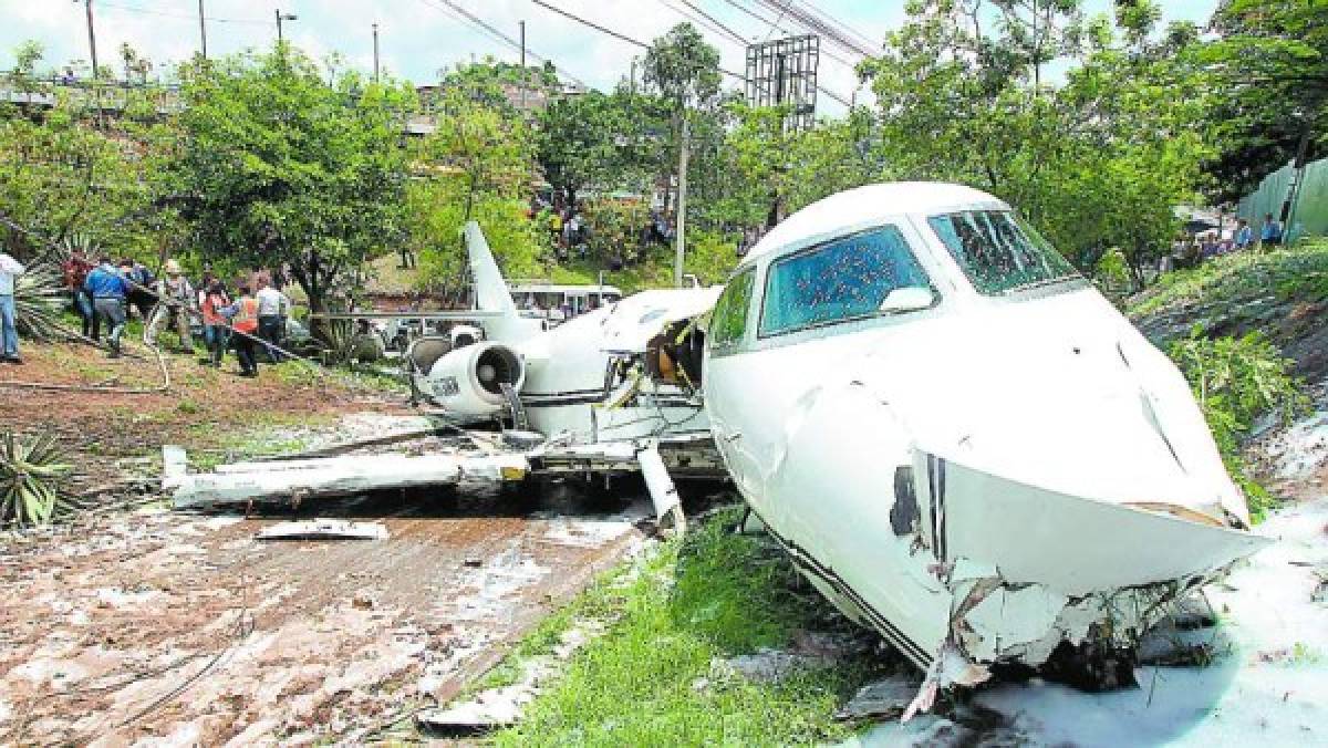 Avión se sale de la pista en aeropuerto, el percance mientras trasladaba a grupo de inversionistas.