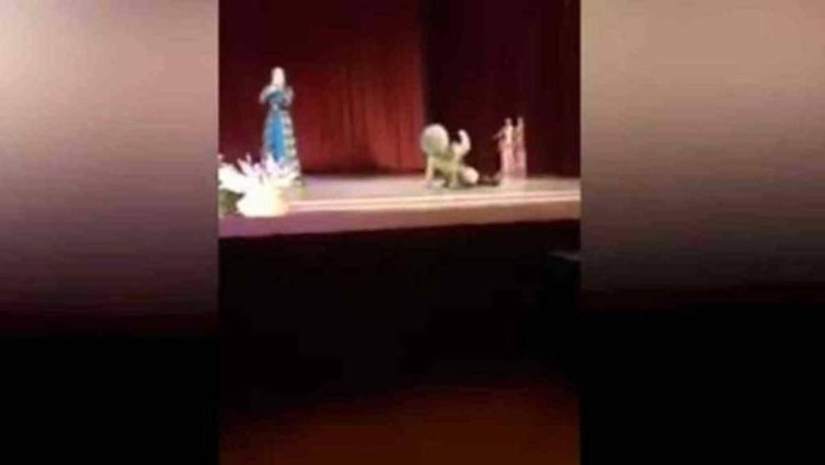 Video: Bailarín muere en un escenario mientras montaba su espectáculo
