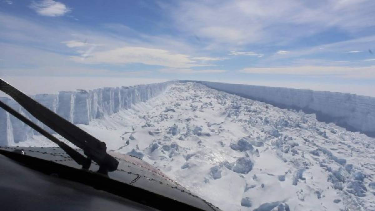 Iceberg colosal se separa de una plataforma en la Antártida