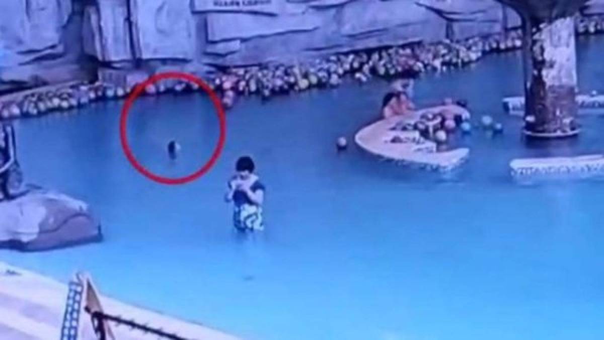 Niño muere ahogado en una piscina mientras su mamá revisaba su celular