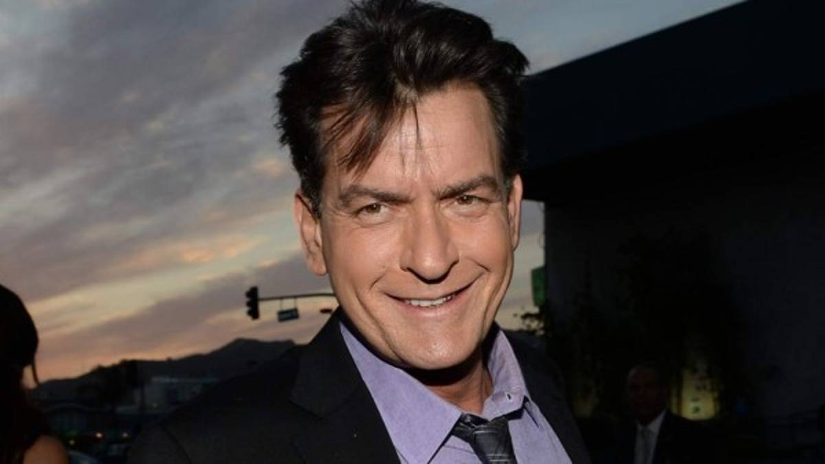 Actor Charlie Sheen invita a otros famosos a revelar si son seropositivos