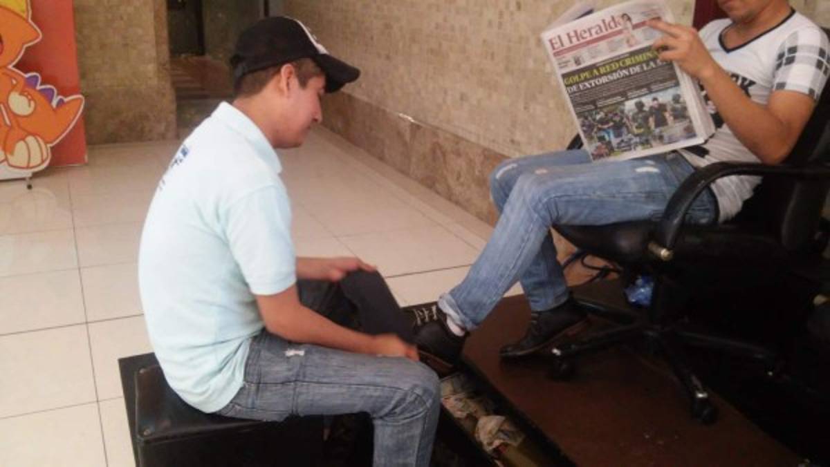 El universitario lustrabotas que trabaja duro para cumplir su sueño emprendedor