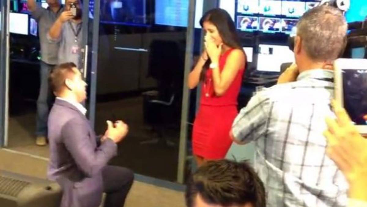 Periodista de Telemundo recibe propuesta de matrimonio en plena transmisión