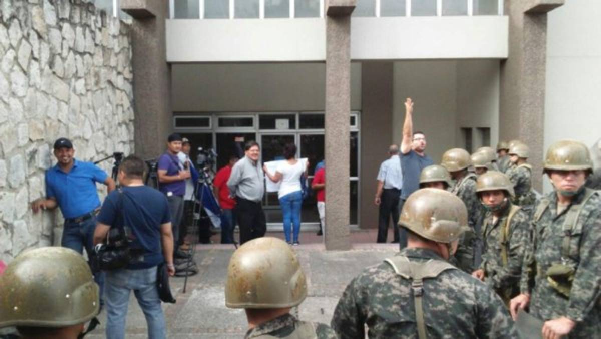 Tras audiencia no hay conciliación en caso de Robert Carmona contra David Romero