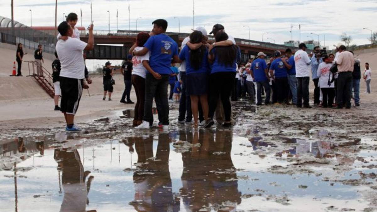 Tres minutos para abrazarse en la frontera entre EEUU y México