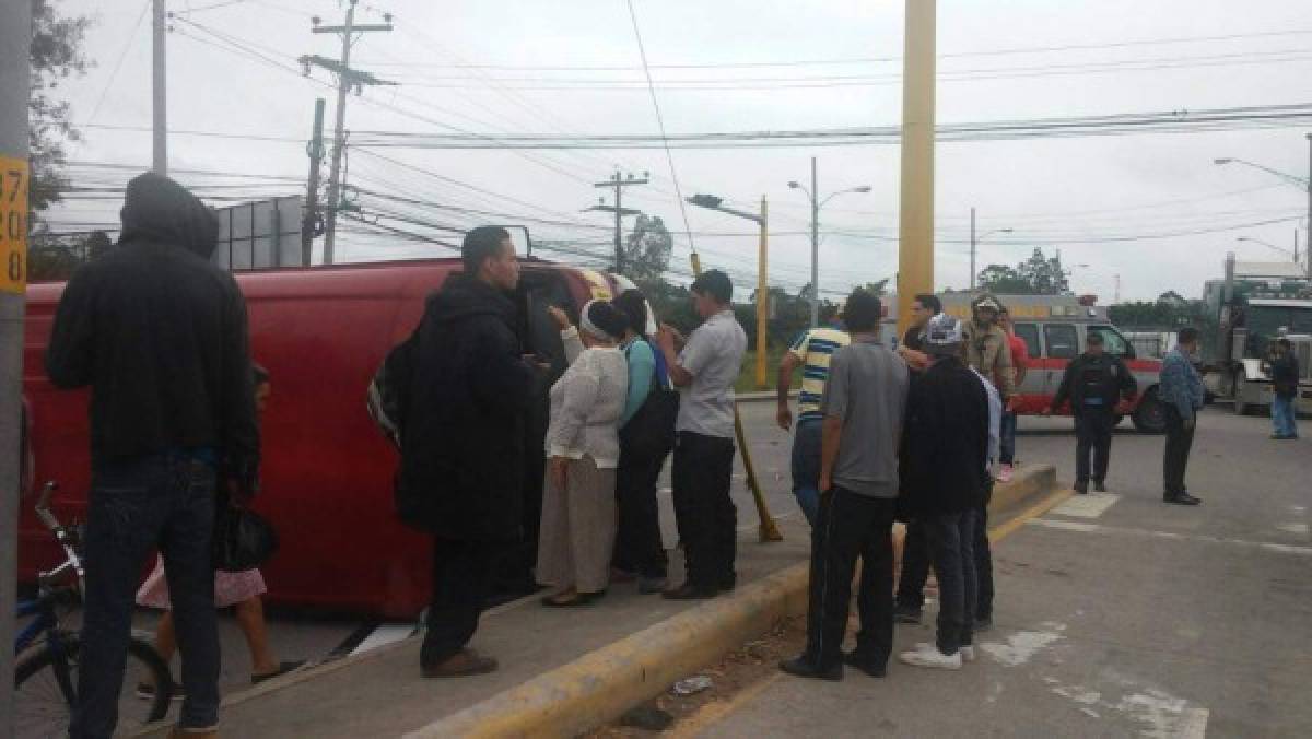 A la altura de la carretera CA-5, lugar del accidente se hicieron presentes las unidades de Bomberos para atender la emergencia. (Foto: El Heraldo Honduras)