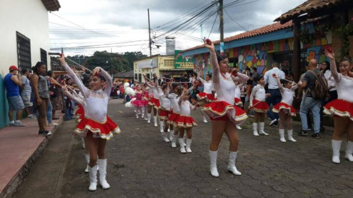 Mojigangas y desfile en feria cultural de Valle de Ángeles