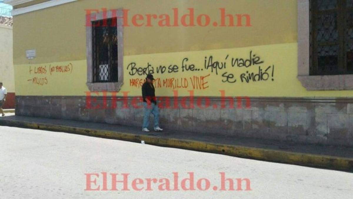 Manchan paredes de la Catedral Metropolitana y otros lugares del Centro de la capital