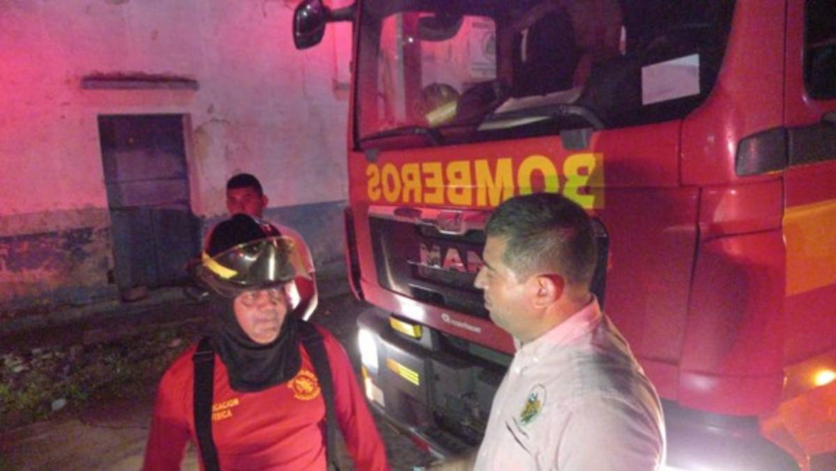 Bomberos de Honduras ayudan a guatemaltecos a sofocar voraz incendio en iglesia