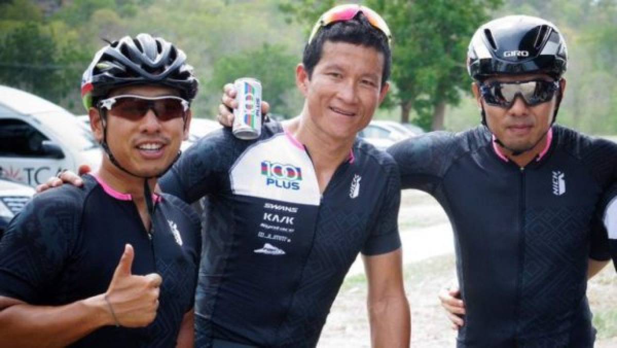 Saman Kunan (en el centro) era un deportista. Foto AOT BIKE CLUB