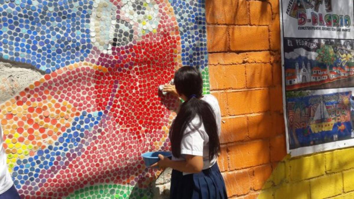 Colorido mural de Cascadas Mall adorna el CEB San Miguel de Heredia