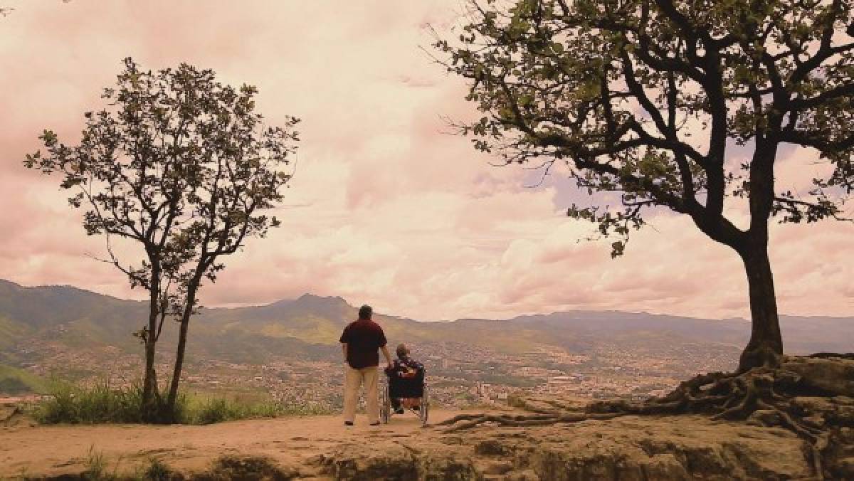 'Santitos'. Director: Ángel Maldonado (2016) Santos está en busca de su padre para poder cumplir una promesa realizada a su madre.