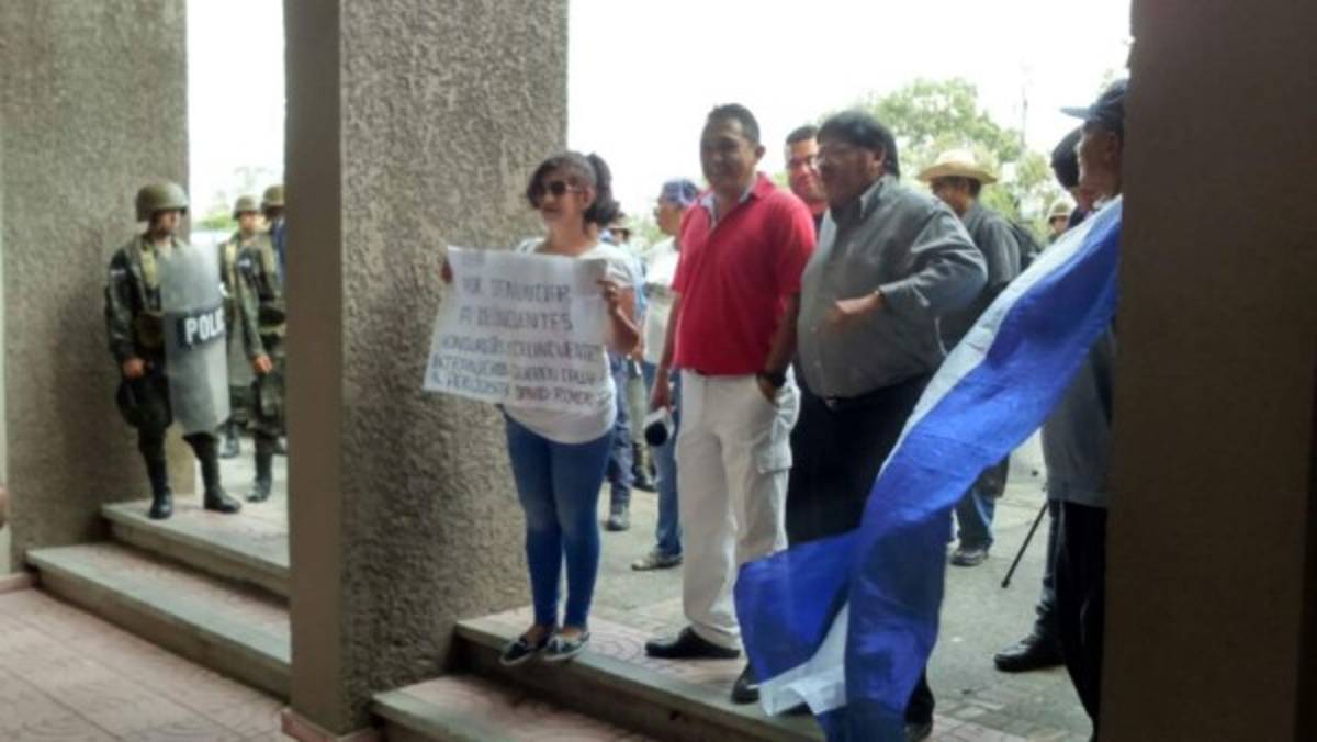 Tras audiencia no hay conciliación en caso de Robert Carmona contra David Romero