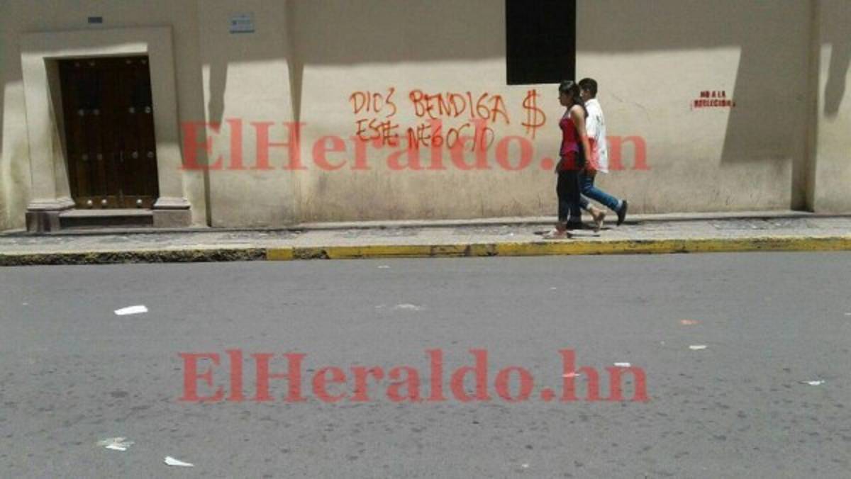 Manchan paredes de la Catedral Metropolitana y otros lugares del Centro de la capital