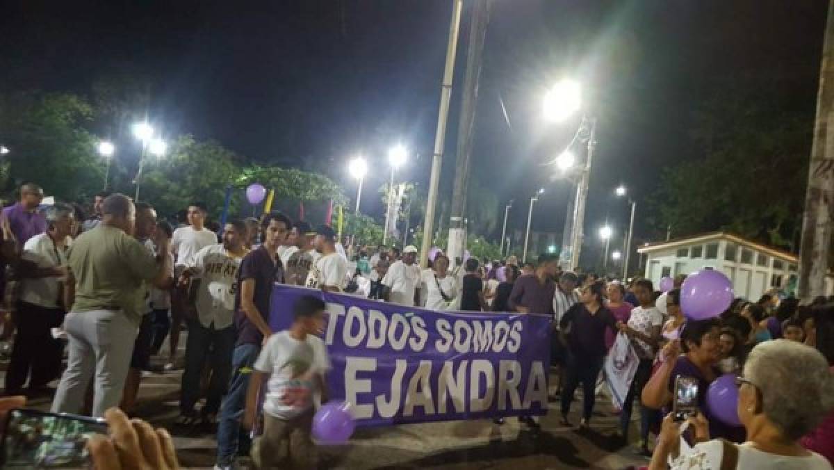 Familias enteras se dieron cita la noche del sábado en el centro de La Ceiba. (Fotos: Redes sociales)