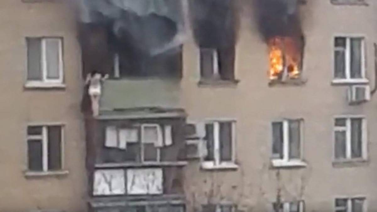 Video: Mujer salta desde un octavo piso para evitar un incendio