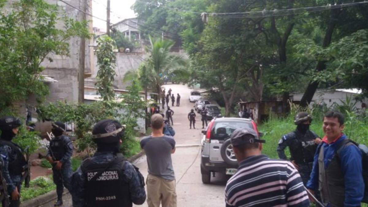 Dos presuntos pandilleros mueren al enfrentarse con policías en la capital