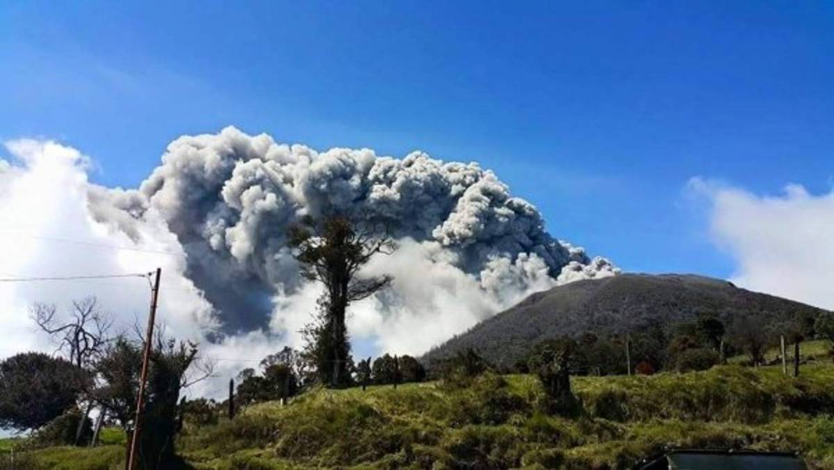 Volcán Turrialba hace erupción en Costa Rica