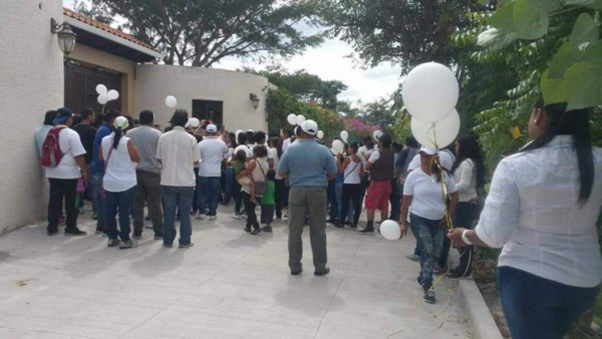 Lanza globos y oran frente a la residencia de Hilda Hernández en Comayagua