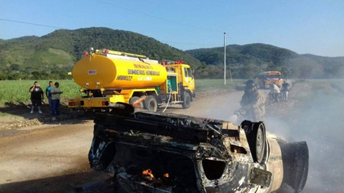Honduras: Vehículo toma fuego tras sufrir volcamiento en San Manuel, Cortés