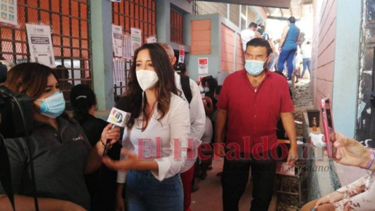 FOTOS: 'Pichu Zelaya', precandidata a diputada, votó en UNAH