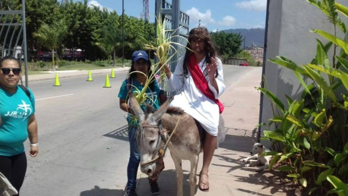 Ángel Zelaya personificó a Jesús este año en la procesión de los jóvenes católicos. Foto: Lucía Zepeda / El Heraldo.