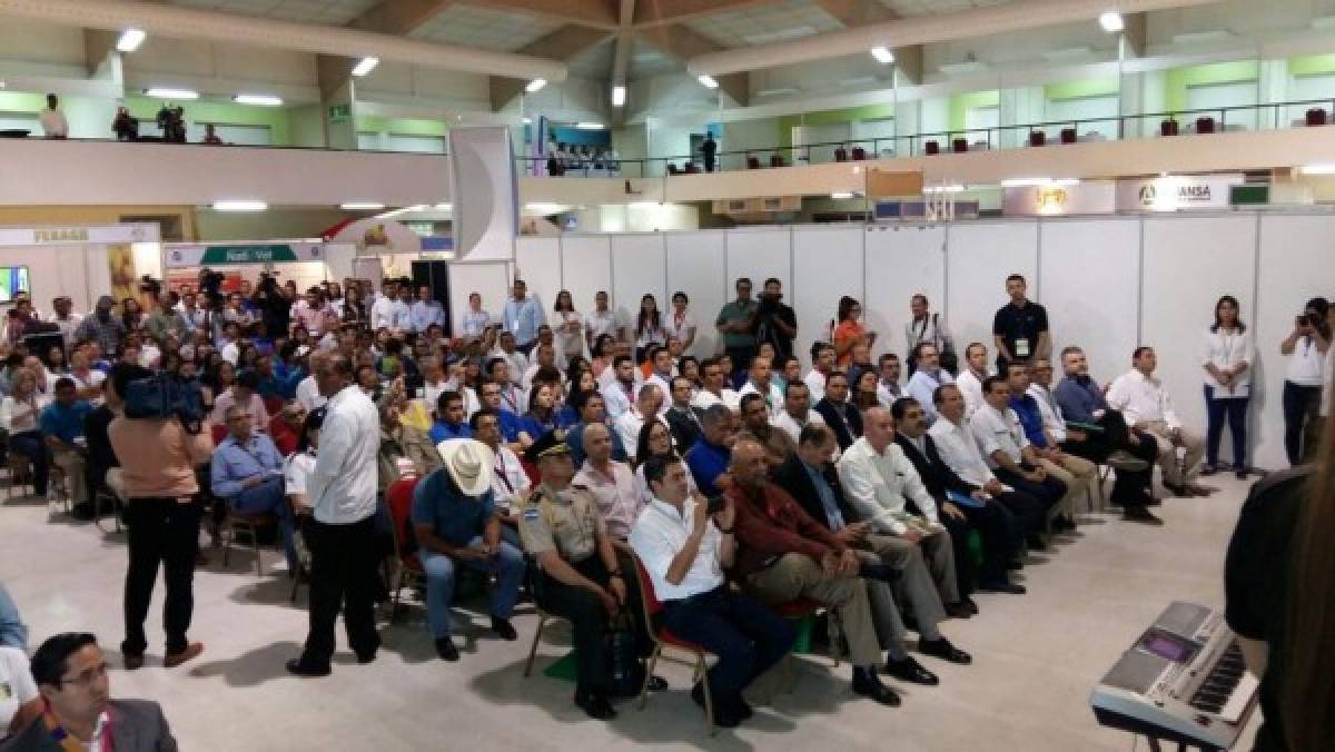 Honduras: Presidente Hernández participa en inauguración de feria Agromercados