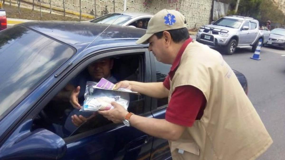 Salud reparte kits con medicinas a veraneantes que salen de la ciudad