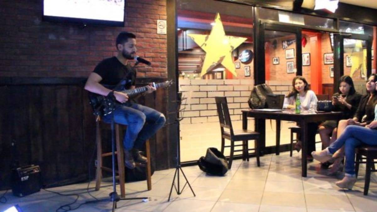 El joven ha compartido su música en el Bar Big Jack.