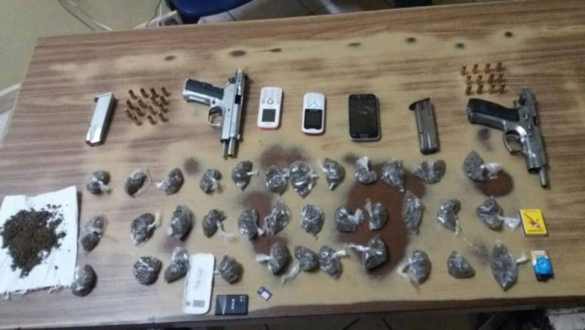 Al momento de la captura se logró decomisar dos pistolas 9 milímetros color plata con cargador, 36 envoltorios de plástico con supuesta marihuana y tres teléfonos celulares.