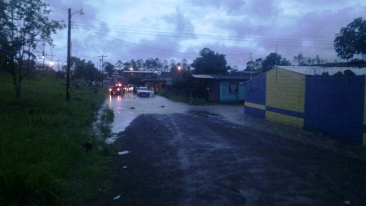 Tegucigalpa: Incomunicadas 50 familias por desborde de quebrada