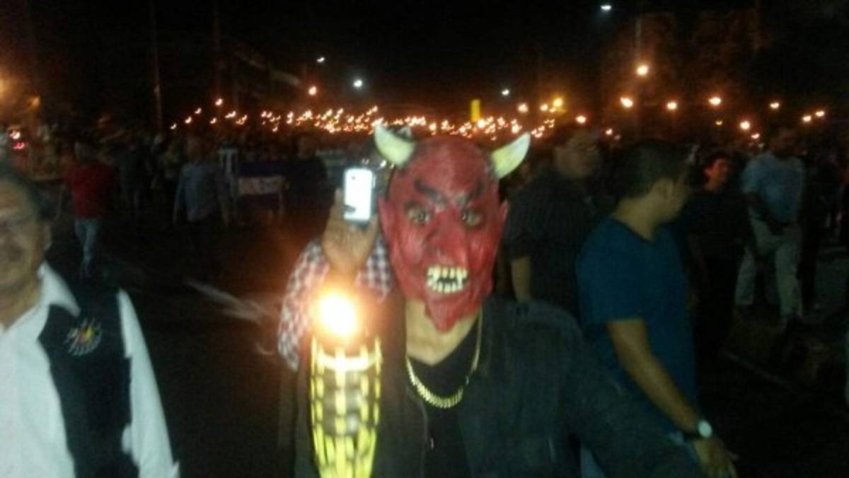 Marcha de antorchas contra saqueadores de IHSS