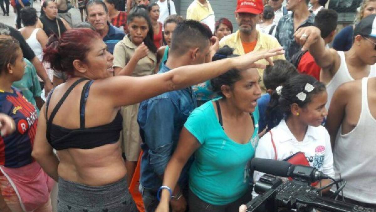 Vendedora ambulante denuncia el trato de los policías en su intento por desalojarla. Fotos: Jonny Magallanes/ EL HERALDO
