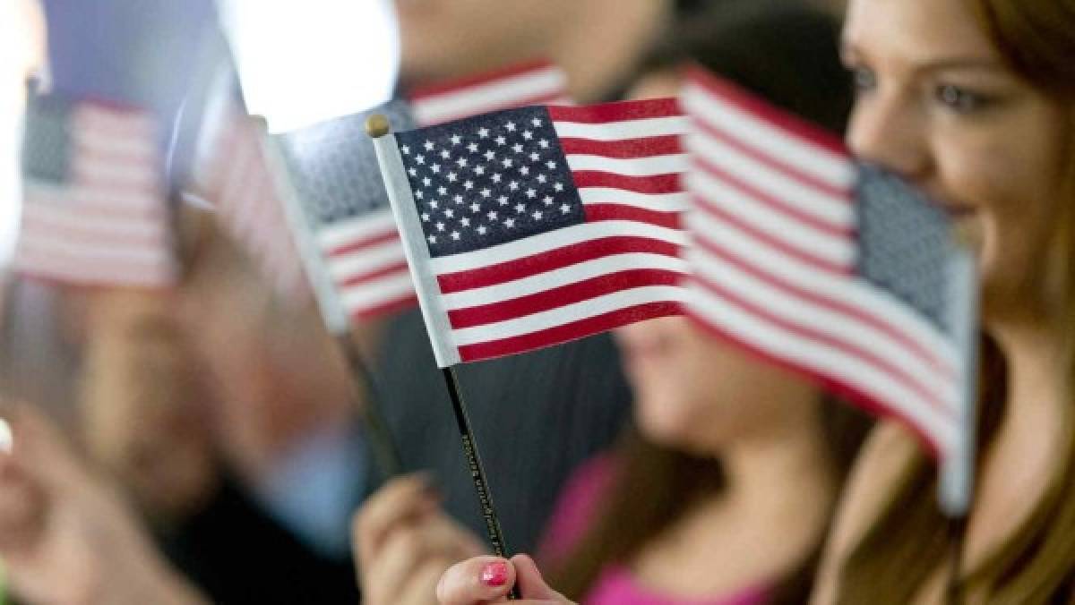 Frontera segura y ciudadanía para migrantes, pide senador de EEUU