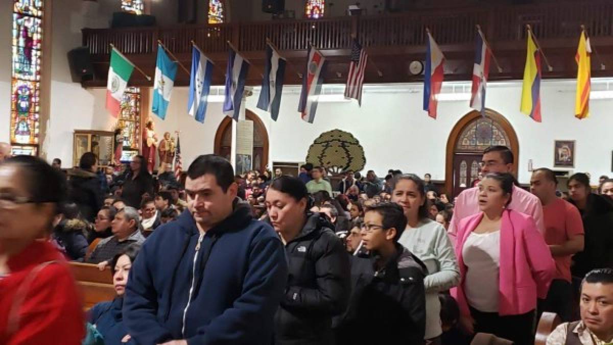 Jubilosos hondureños reciben a la Virgen de Suyapa en Boston  