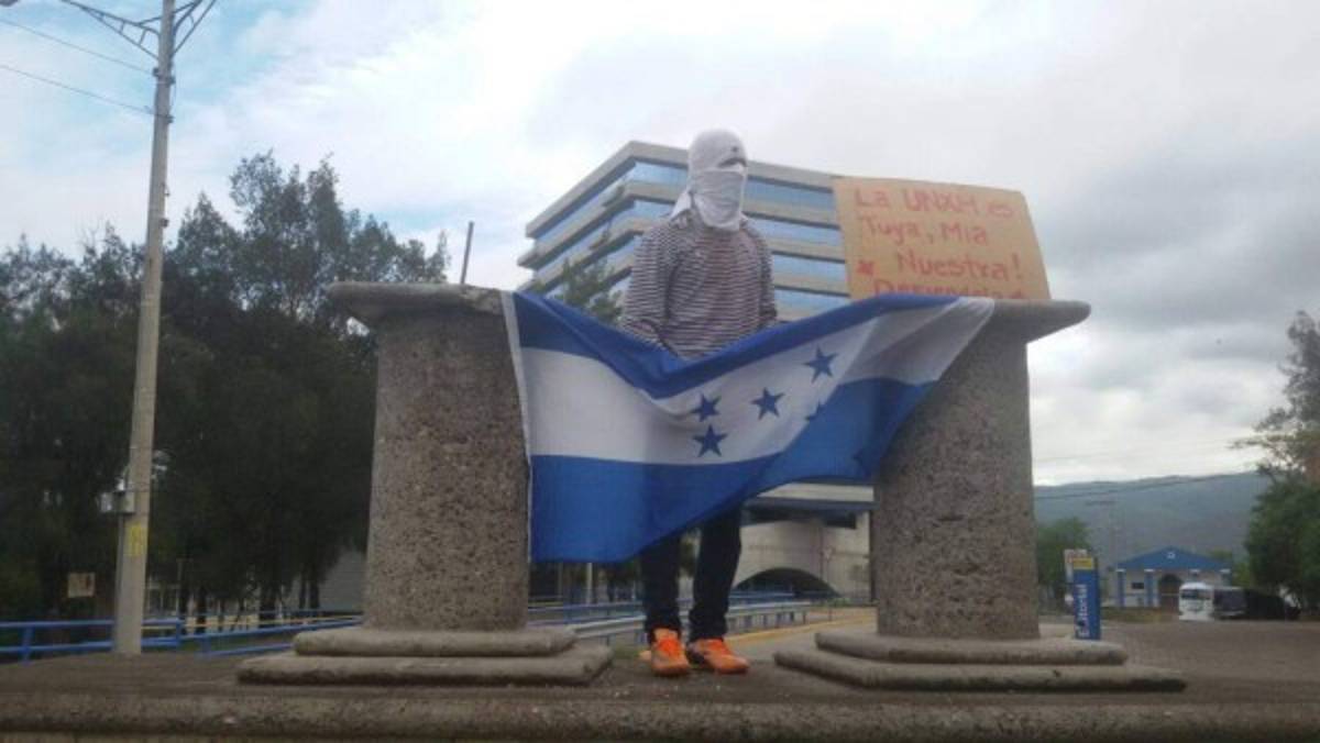 Autoridades entregan la UNAH a estudiantes que realizan toma