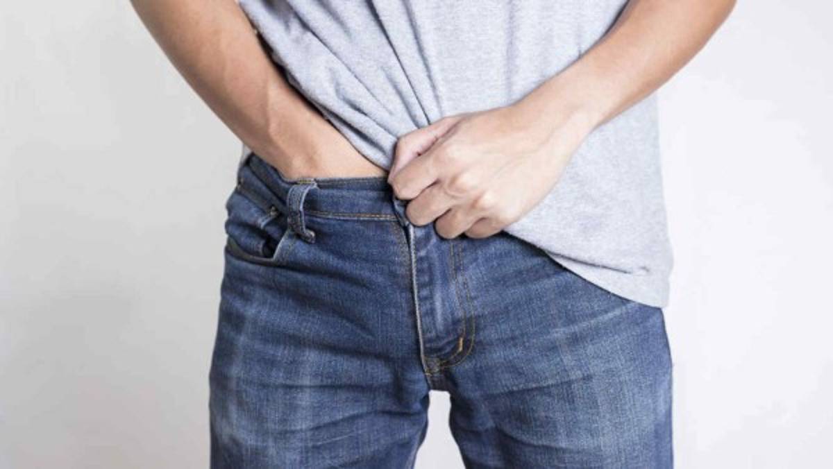 ¿Por qué los hombres se meten la mano en los pantalones?