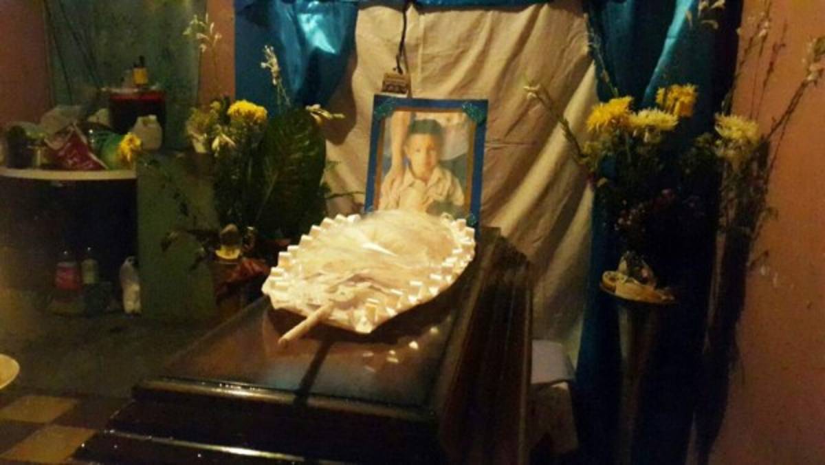 La comunidad se volcó a acompañar a la familia en el último adiós a Exequiel (Fotos: Luis Almendarez y Juan Cesar Díaz)