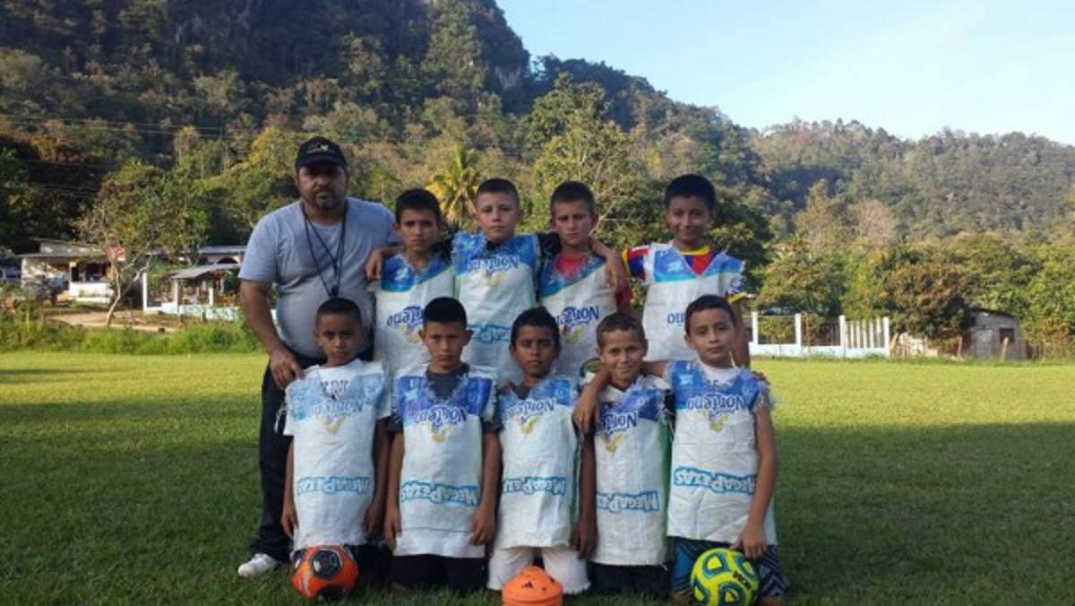 Equipo de niños hondureños viste sacos de mezcal y foto se viraliza