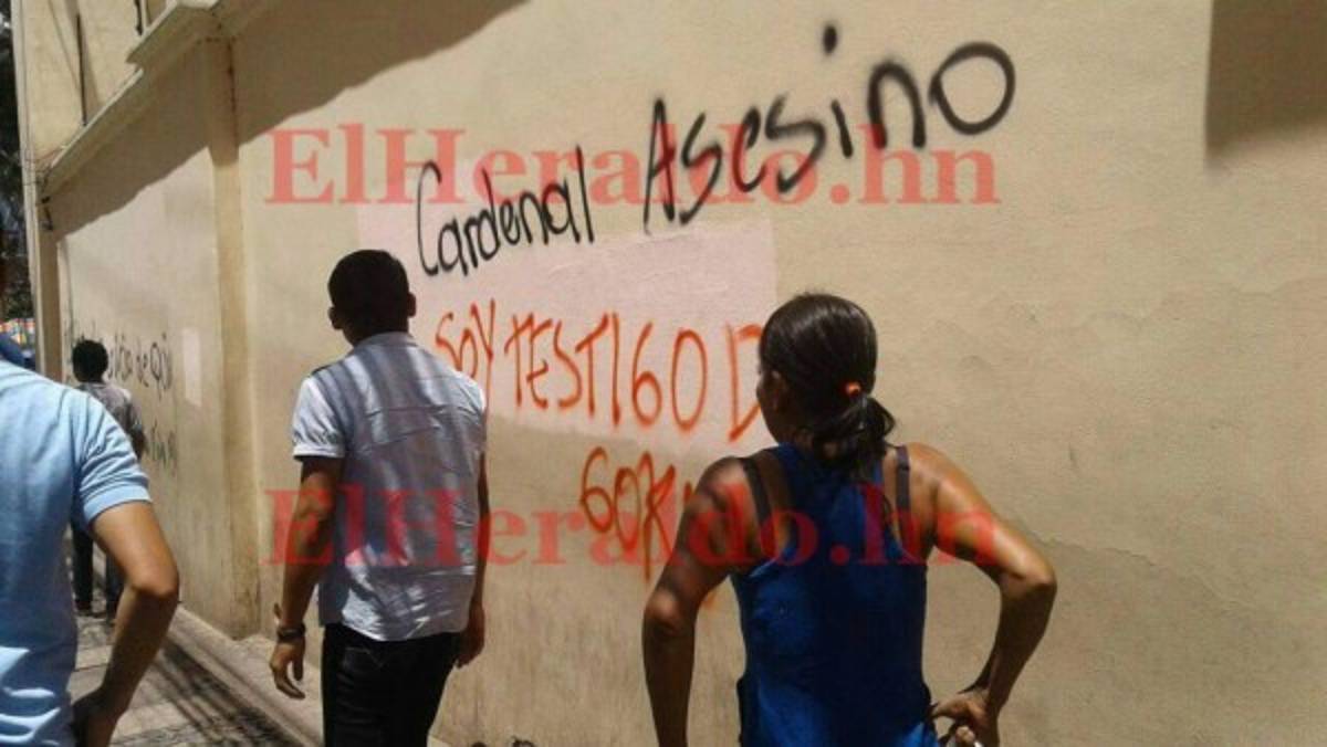 Manchan paredes de la Catedral Metropolitana y otros lugares del Centro de la capital