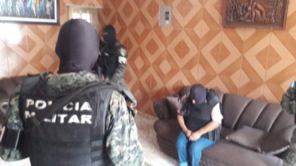 Rescatan a mujer de 'casa loca' y hallan nota extorsiva contra periodista Carlos Posadas