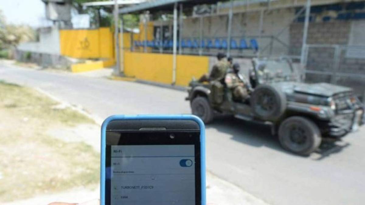 Policía desconecta antenas para aislar a pandillas en penales salvadoreños