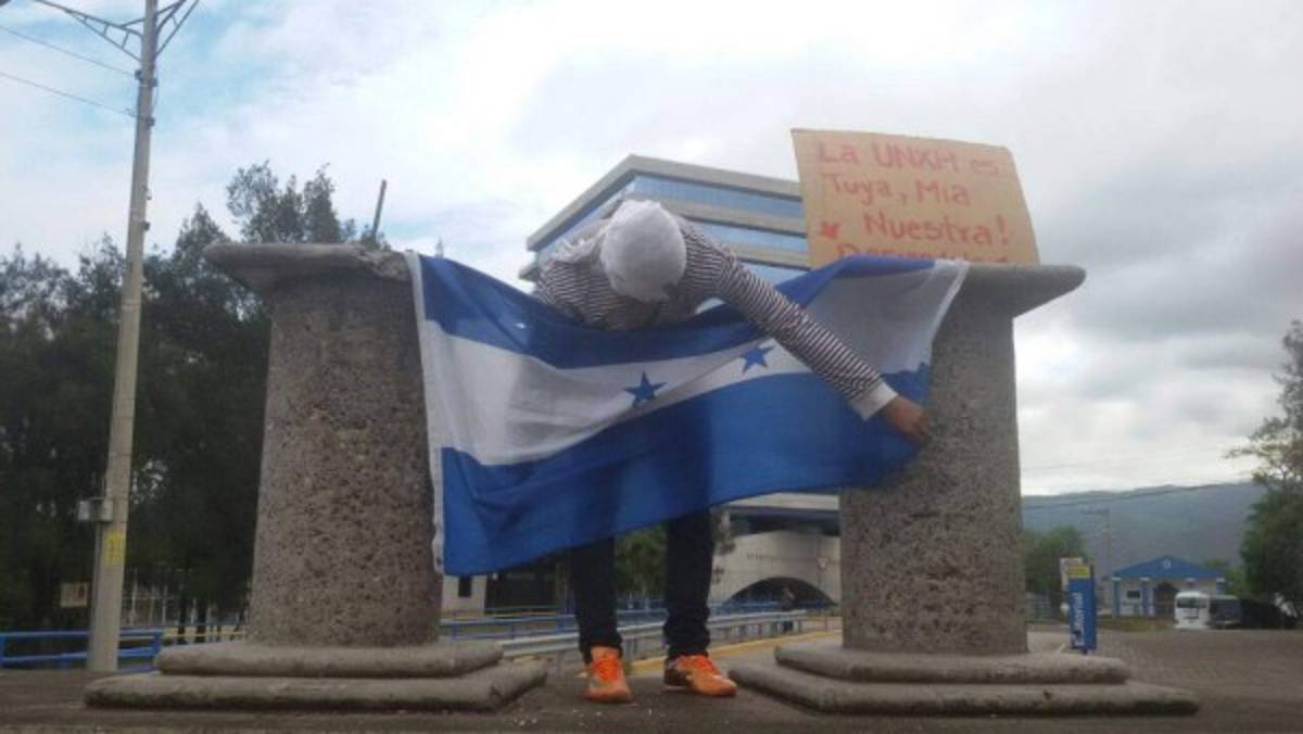 Autoridades entregan la UNAH a estudiantes que realizan toma