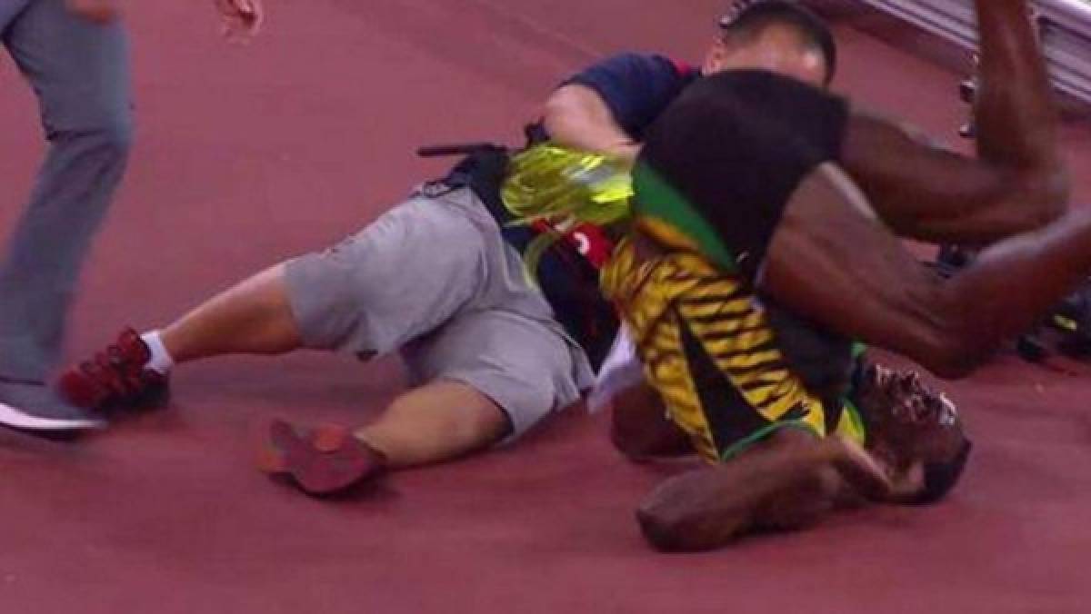 Usain Bolt es arrollado por un camarógrafo