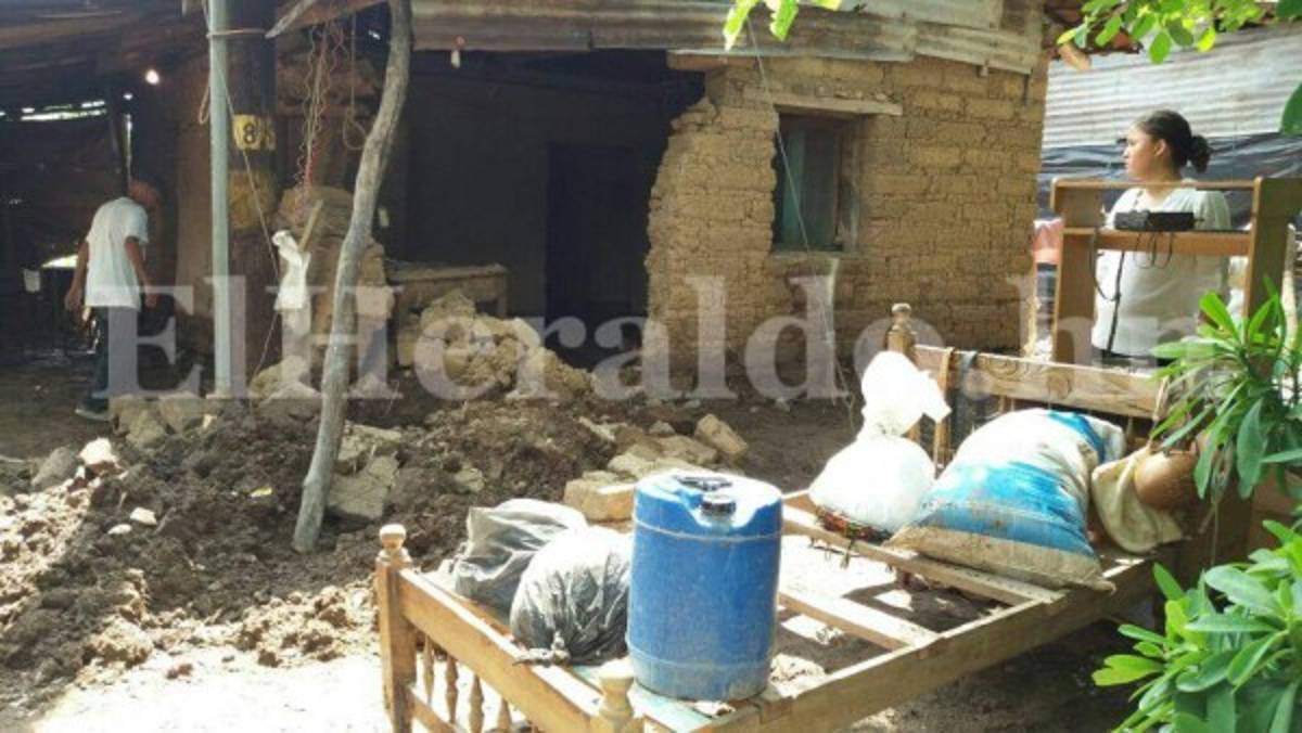 Esta humilde vivienda cedió producto de la intensa lluvia. La familia fue trasladad a un albergue. Fotos: Gissela Rodríguez /EL HERALDO