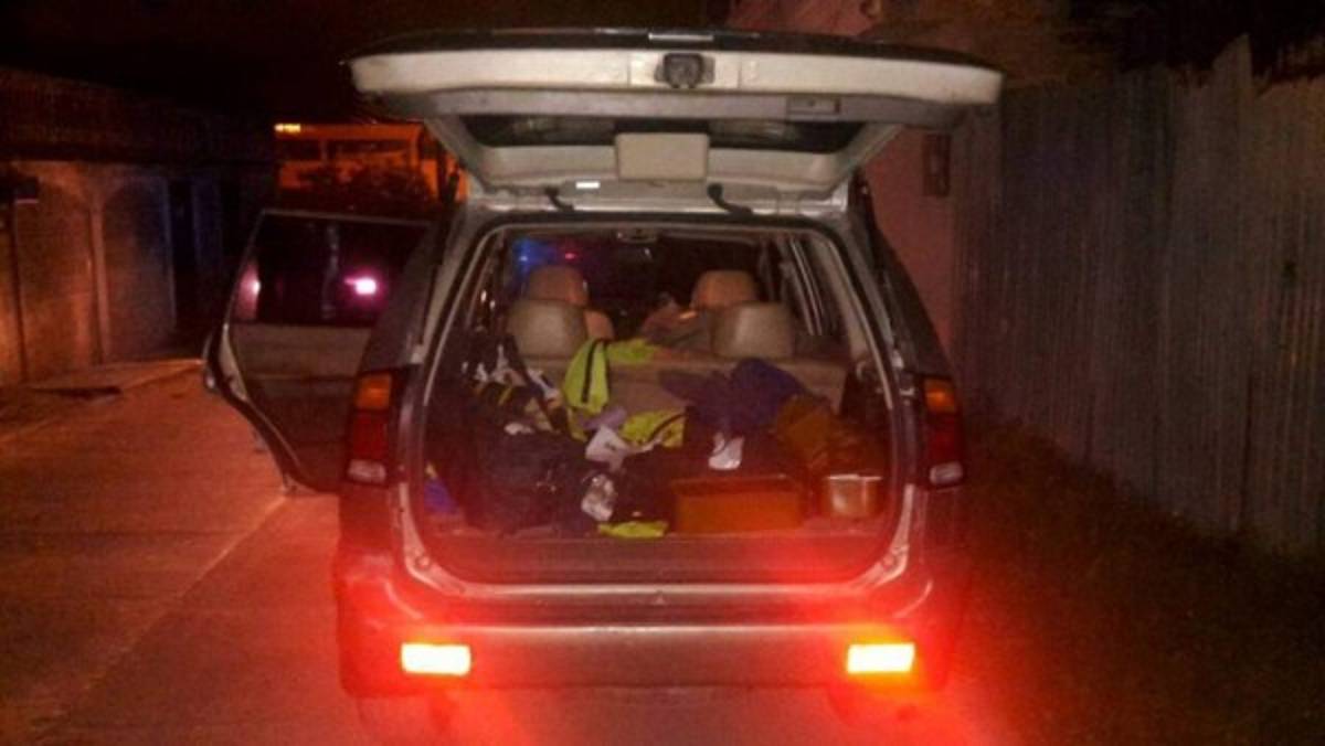 Caen presuntos delincuentes con armas, municiones y vestimenta policial   