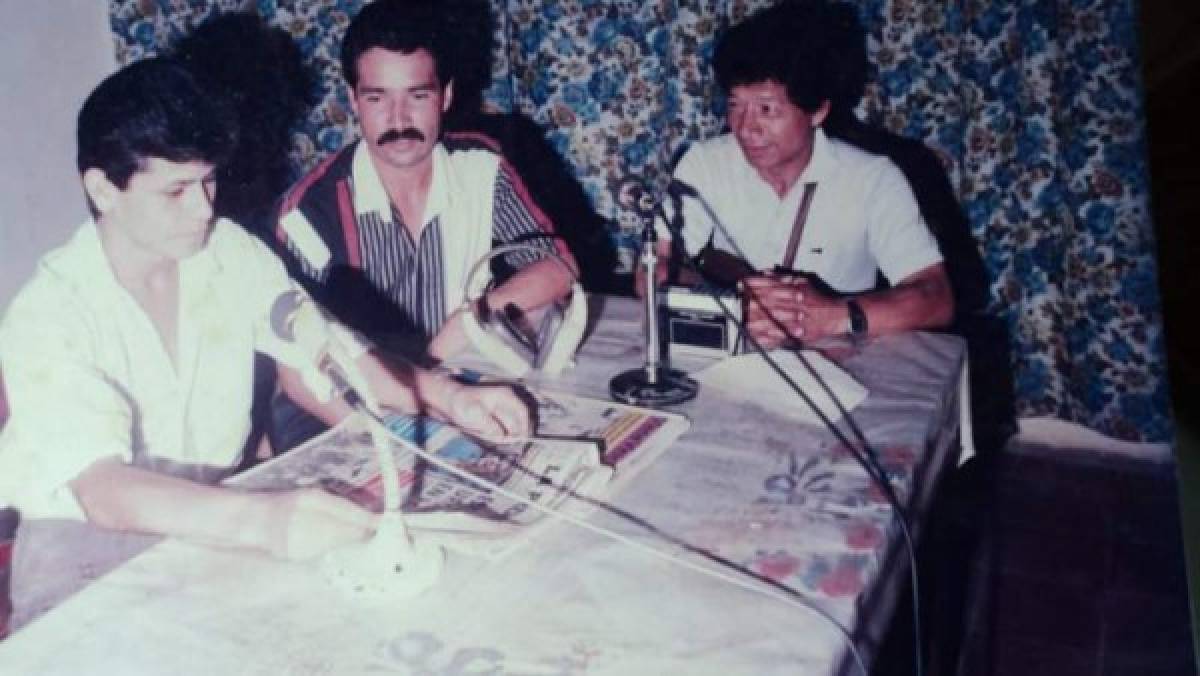 En 1987 en la Radio Santa Rosa cuando leía noticias. Foto: Cortesía