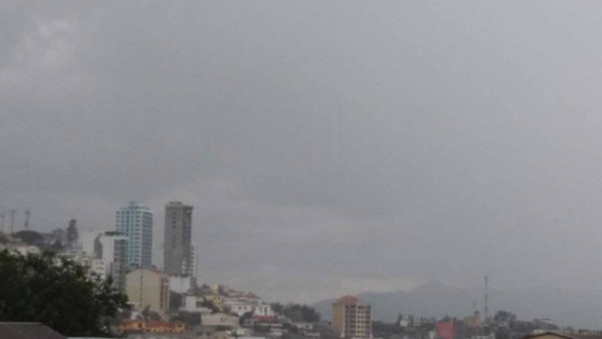 Las condiciones de nubosidad y chubascos seguirán este lunes.